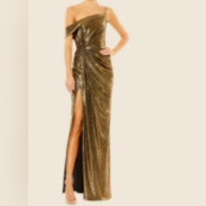 Beautiful, stunning and elegant gold gown.